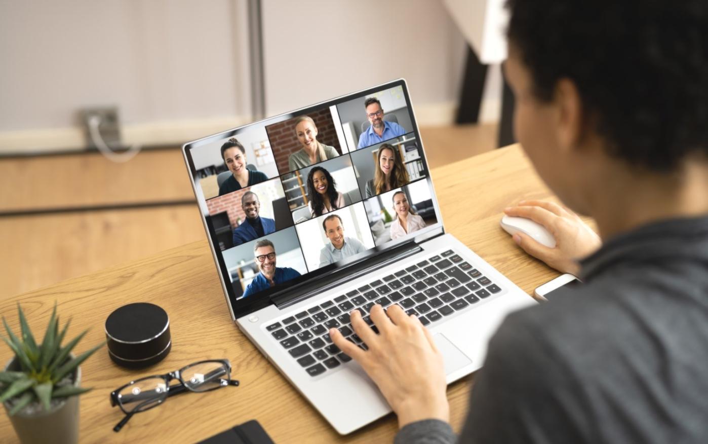 Записанные курсы йоги против живых Zoom-занятий